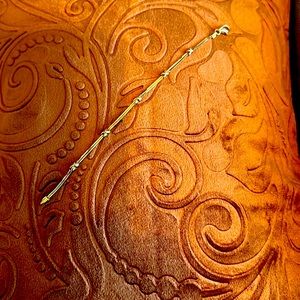 Delicate gold bracelet made in Italy! Knot design feature.